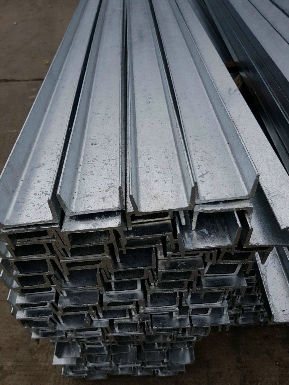 ban-sat-thep-tai-binh-tan